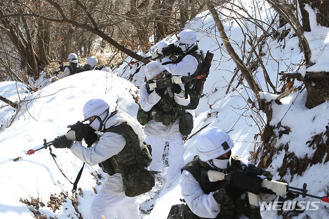 [철원=뉴시스] 김경목 기자 = 10일 오전 육군 제15보병사단(승리부대) 을지여단 대성산대대 장병들이 강원도 철원 중부전선 대성산(1175ｍ) 작전지역에서 새해 첫 혹한기 훈련을 하고 있다. 장병들은 1000ｍ를 오르내리는 험준한 동계 산악지형에 적응하기 위해 체감온도 영하 15도에 달하는 혹독한 추위와 무릎까지 오는 눈밭을 뚫고 거점 점령 훈련을 성공적으로 해냈다. 2023.01.10. photo31@newsis.com