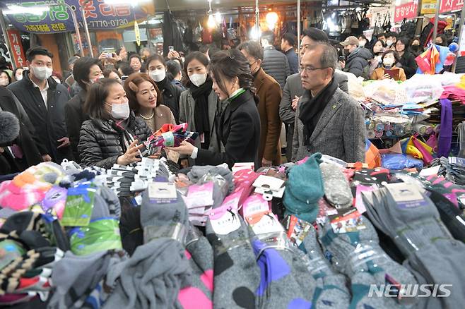 [대구=뉴시스] 홍효식 기자 = 윤석열 대통령 부인 김건희 여사가 11일 대구 서문시장을 찾아 양말을 둘러보고 있다. (대통령실통신사진기자단) 2023.01.11. yesphoto@newsis.com