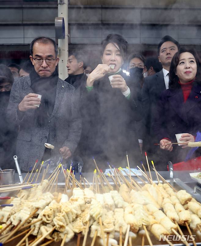 [대구=뉴시스] 홍효식 기자 = 윤석열 대통령 부인 김건희 여사가 11일 대구 서문시장을 찾아 어묵을 시식하고 있다. (대통령실통신사진기자단) 2023.01.11. yesphoto@newsis.com
