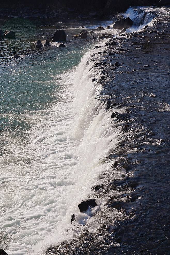 높이 3∼5 m, 길이 80m의 거대한 암반을 넘어서 거센 물이 수직으로 쏟아져 내리는 '한국의 나이아가라'라 불리는 직탕폭포.