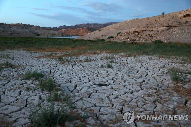 가뭄으로 바닥이 쩍쩍 갈라진 미국 네바다주 레이크 미드 [AFP/게티이미지 연합뉴스 자료사진. 재판매 및 DB 금지]