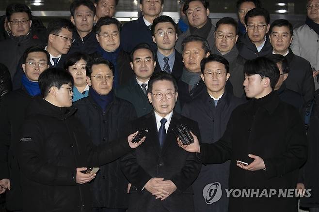 입장 밝히는 민주당 이재명 대표 (성남=연합뉴스) 이지은 기자 = '성남FC 후원금 의혹' 사건과 관련해 더불어민주당 이재명 대표가 10일 오후 경기도 성남시 수원지방검찰청 성남지청에서 조사를 받은 뒤 입장을 밝히고 있다  2023.1.10 [공동취재] ieunlee@yna.co.kr