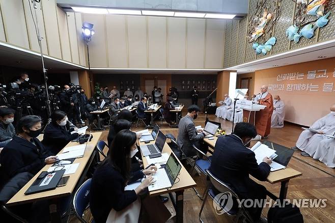 신년 기자회견하는 진우스님 (서울=연합뉴스) 박동주 기자 = 조계종 총무원장 진우스님이 11일 서울 종로구 한국불교역사문화기념관에서 신년 기자회견을 하고 있다. 2023.1.11 pdj6635@yna.co.kr