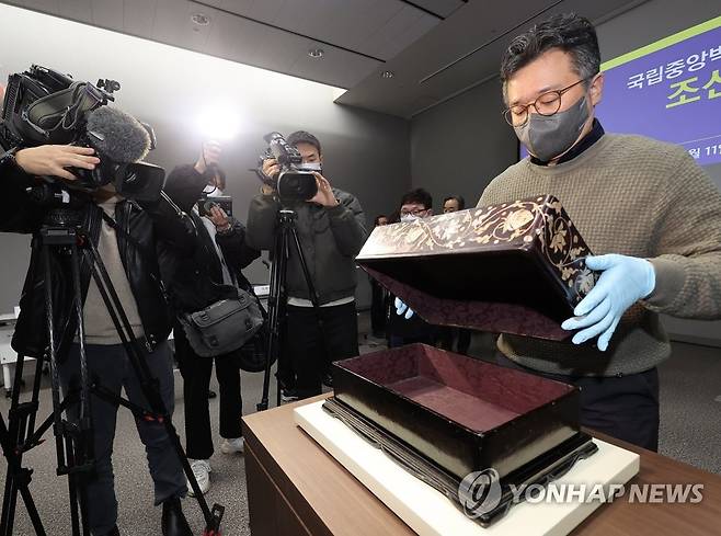 조선시대 나전함 내부는? (서울=연합뉴스) 박동주 기자 = 11일 오전 서울 국립중앙박물관 제1강의실에서 열린 국립중앙박물관회 젊은친구들 조선시대 나전함 기증식에서 공개된 나전함. 2023.1.11 pdj6635@yna.co.kr