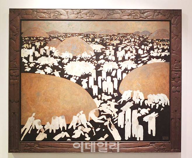 감성빈의 ‘표류’(2021·157×188㎝). “살아가며 조우하는 다양한 형태의 인간군상들을 평면·입체·설치 등으로 작업한다”는 작가는 캔버스 안 회화는 물론 캔버스 밖 액자프레임까지 조각하는 독특한 작품을 내놨다(사진=오현주 문화전문기자).