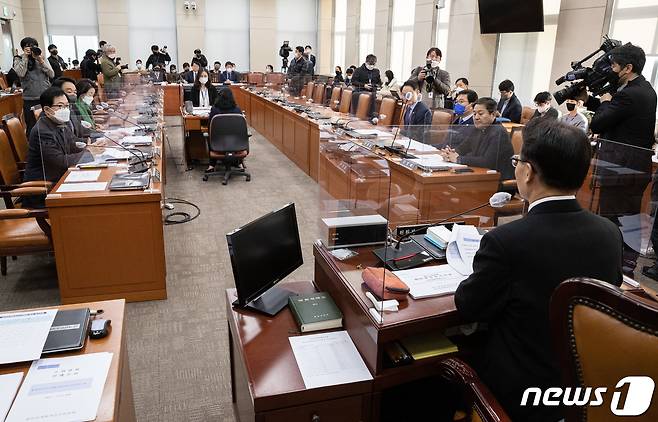 조해진 국회 정치개혁특별위원회 소위원장이 11일 오전 서울 여의도 국회에서 열린 정치개혁특별위원회 정치관계법개선소위원회에서 발언을 하고 있다. 2023.1.11/뉴스1 ⓒ News1 이재명 기자