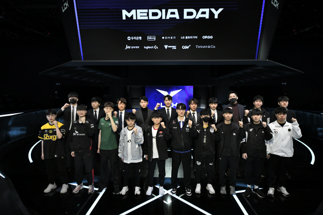 LCK 10개 팀 대표 선수와 감독이 12일 서울 종로구에 위치한 롤 파크에서 열린 ‘2023 LCK’ 스프링 개막 전 미디어간담회에 참석해 우승의 각오를 다지며 파이팅 포즈를 취하고 있다.  제공 | LCK