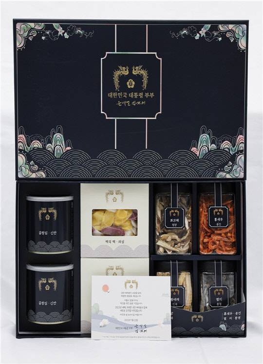 윤석열 대통령 부부의 설 선물 세트 구성. 대통령실 제공