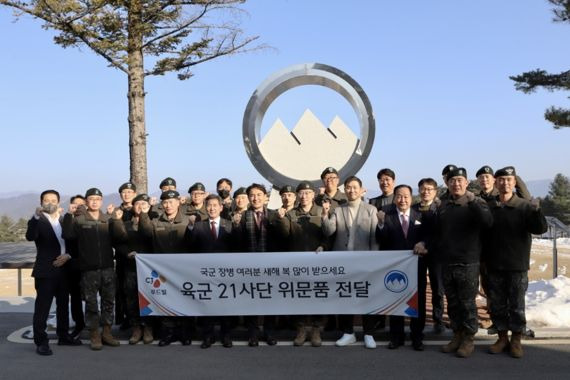 CJ푸드빌이 설을 맞아 12일 강원도 양구군에 위치한 육군 제21보병사단을 찾아 위문품을 전달했다. (현수막 기준 앞줄 왼쪽에서 두번째부터) 서흥원 양구군수, 김진태 강원도지사, 이상렬 육군 제21보병사단 사단장, 김찬호 CJ푸드빌 대표이사, 한기호 국방위원장이 위문품 전달식에서 기념 촬영을 하고 있다. CJ푸드빌 제공.