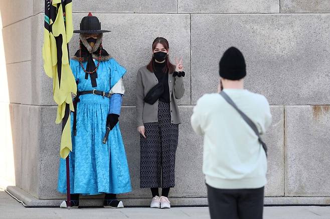 전국이 포근한 날씨를 보인 12일 낮 가벼운 옷차림의 관광객들이 경복궁에서 수문장과 기념사진을 찍고 있다. 김혜윤 기자