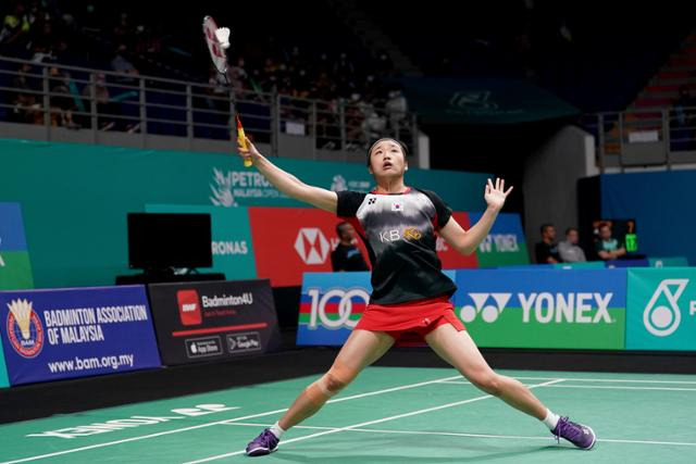 안세영이 12일 말레이시아 쿠알라룸푸르에서 열린 BWF 월드투어 말레이시아 오픈 여자단식 16강전에서 고진웨이(말레이시아)를 상대하고 있다. 쿠알라룸푸르=AP 뉴시스