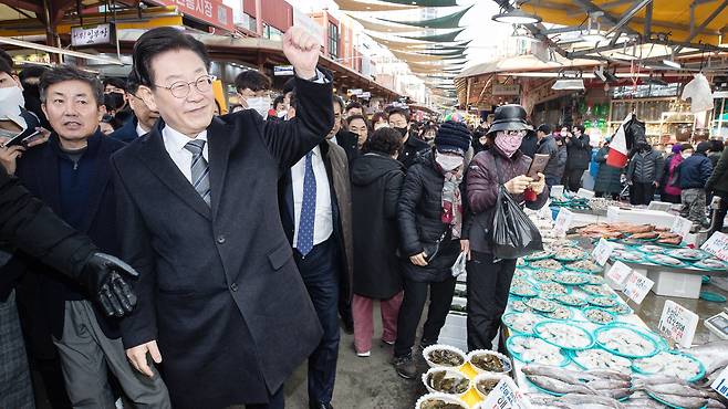 시장 상인 및 시민들에게 인사하는 이 대표. 뉴스1