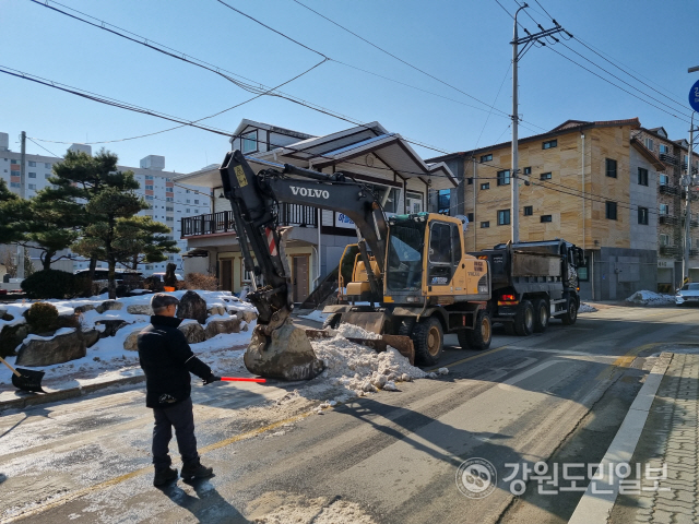 ▲ 평창읍 정화건설 임직원들이 12일 최근 폭설로 평창읍 시가지 이면도로에 쌓여 있는 잔설과 얼음 제거 작업을 벌이고 있다.신현태