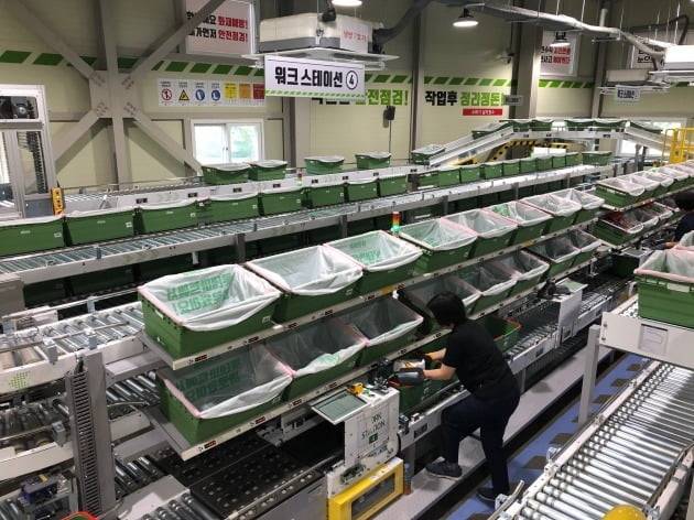 롯데마트는 점포 안에 컨베이어 벨트 등을 설치해 대형마트를 온라인 배송을 위한 물류 거점으로 활용 중이다.  사진=한국경제신문