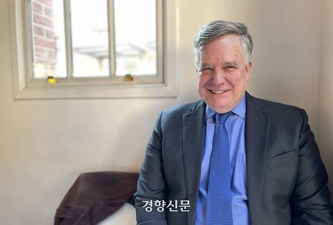 데니스 와일더 전 백악관 국가안보회의(NSC) 아시아 담당 선임보좌관이 지난달말 미국 워싱턴 조지타운대 인근의 한 카페에서 경향신문과 인터뷰하고 있다. 워싱턴/김유진 기자