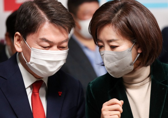 Former lawmaker Na Kyung-won (right), a candidate for the PPP leader, speaks with lawmaker Ahn Cheol-soo at the New Year’s greeting of the PPP Seoul office held at the party headquarters in Yeouido, Seoul on January 11. National Assembly press photographers