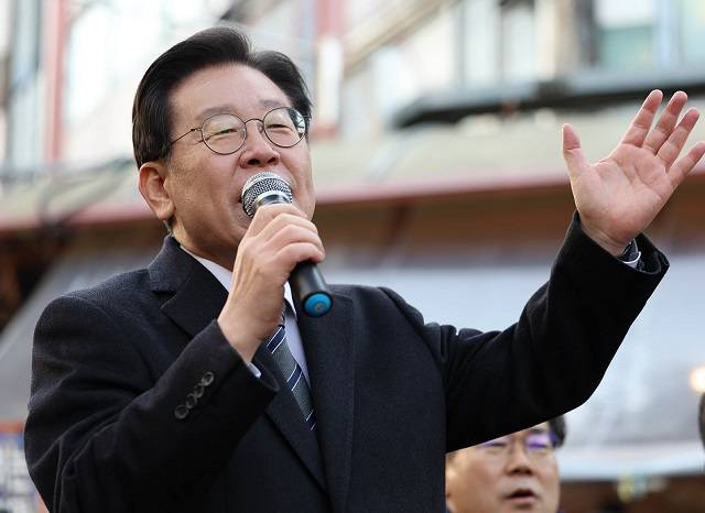 더불어민주당 이재명 대표가 11일 오후 인천시 남동구 모래내시장에서 열린 '국민속으로, 경청투어 민생 현장방문'에서 즉석연설을 하고 있다. 더불어민주당 제공