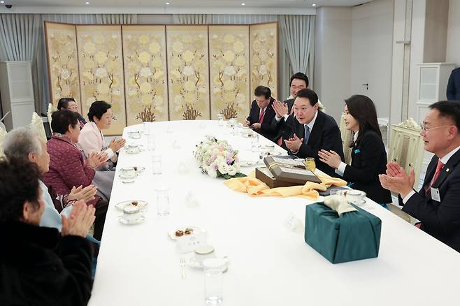 윤석열 대통령과 김건희 여사가 12일 오후 서울 용산 대통령실 청사에서 '칠곡할매글꼴'의 주인공인 칠곡 할머니들과 이야기를 나누고 있다 / 사진 = 대통령실 제공