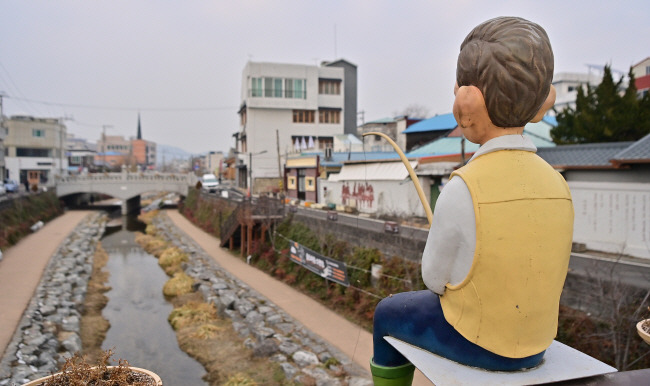 공주 하숙마을 앞 제민천에 놓은 다리 중동교에 설치된 조형물. 지금은 작은 개천에 불과하지만 예전에는 제민천에서 빨래도 하고 고기잡이도 했단다.