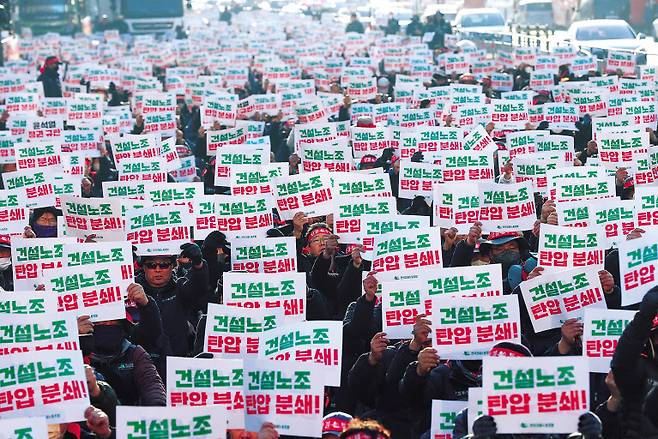 전국건설노동조합 조합원들이 지난 11일 오후 서울 지하철 9호선 노들역에서 출발해 용산 대통령실 방향으로 행진 후 삼각지역 인근에서 윤석열 정부를 규탄하며 구호를 외치고 있다. [연합]