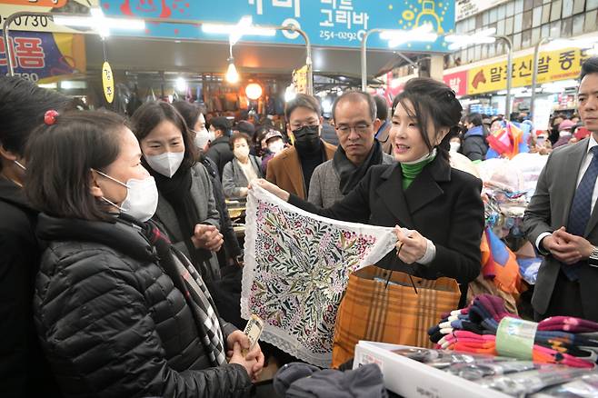 김건희 여사가 11일 대구 서문시장을 방문, 상인과 대화하고 있다. [연합]