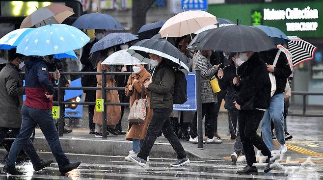 12일 부산은 낮 최고기온이 16도까지 올라 포근한 가운데, 내일 늦은 오후까지 30~80mm가량의 비가 내리겠다. 박종민 기자