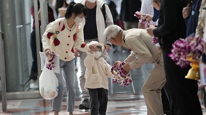 태국은 부총리가 직접 공항에 나가 중국인 관광객 환영 행사를 개최했다.