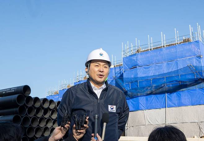 원희룡 국토교통부 장관이 12일 부산 강서구 명문초 건립현장을 찾아 발언하고 있다. 2023.01.12. (사진=국토교통부 제공)