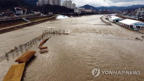 2020년 1월 8일 폭우로 인해 침수된 홍천 축제장 [연합뉴스 자료사진]