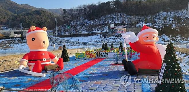 홍천강 꽁꽁축제 개막 준비 마무리 (홍천=연합뉴스) 이상학 기자 = 홍천강 꽁꽁축제 개막을 하루 앞둔 12일 오후 강원 홍천군 홍천읍 홍천강변에 다양한 시설물 설치가 마무리됐다. 2023.1.12 hak@yna.co.kr