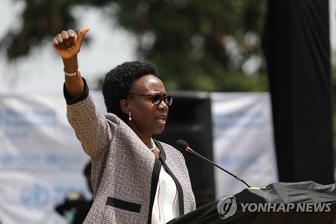 에볼라 종식 선언하는 우간다 보건부 장관 (무벤데 신화=연합뉴스) 11일(현지시간) 우간다 무벤데에서 루스 아쳉 보건부 장관이 에볼라 종식을 선언하면서 엄지손가락을 들어 보이고 있다. 2023.1.12 photo@yna.co.kr