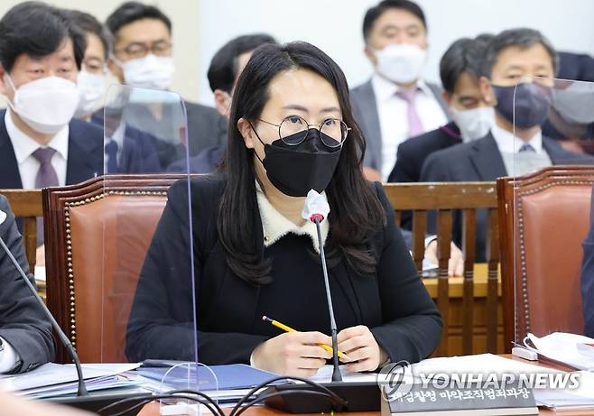 의원질의 답변하는 김보성 마약조직범죄과장 (서울=연합뉴스) 백승렬 기자 = 김보성 대검찰청 마약조직범죄과장이 29일 국회에서 열린 이태원참사진상규명과재발방지를위한국정조사특별위원회 서울시, 대검, 용산구청 등 기관보고에서 의원질의에 답변하고 있다. 2022.12.29 srbaek@yna.co.kr