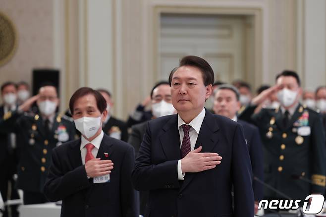 윤석열 대통령이 11일 오전 청와대 영빈관에서 열린 2023년 외교부·국방부 연두 업무보고에서 국기에 대한 경례를 있다. (대통령실 제공) 2023.1.11/뉴스1 ⓒ News1 안은나 기자