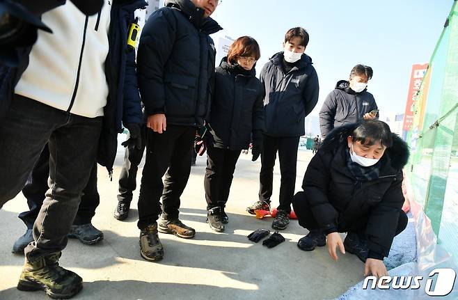 최문순 화천군수와 실, 과장, 실무진이 12일 산천어축제장 얼음판 주변에 빗물유입을 막기 위해 설치된 모래 주머니와 양수기를 점검하고 있다.(화천군 제공)