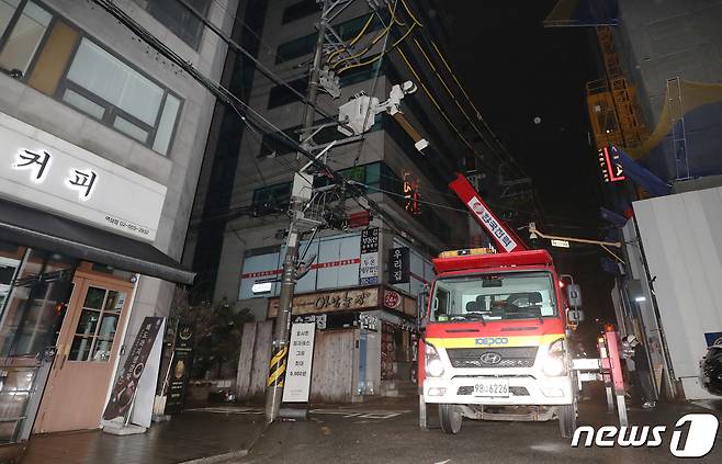 13일 서울 강남구 테헤란로 33길이 한 전신주에서 화재가 발생해 일대가 정전되는 사고가 발생해 한국전력 관계자들이 긴급 복구작업을 하고 있다.  ⓒ News1 박세연 기자