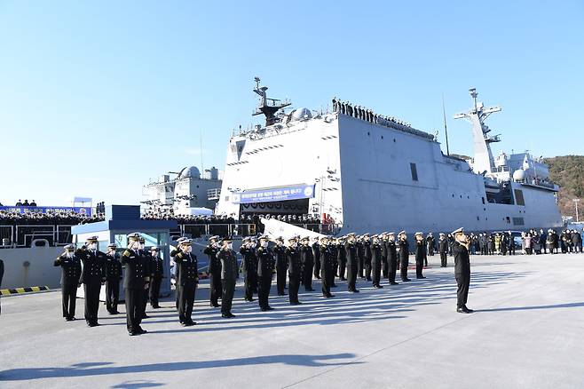 2022년 12월 20일, 110일 간의 순항훈련을 마치고 진해군항으로 복귀한 2022 대한민국해군 순항훈련전단 소속 장병과 해군사관생도들이 복귀신고를 하고 있다. /해군 작전사