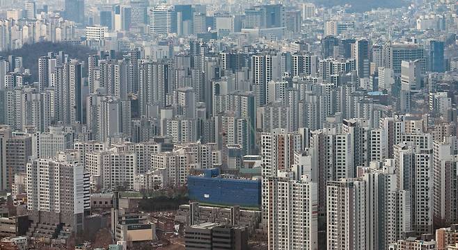 이날 서울 중구 남산에서 바라본 도심의 아파트 단지./뉴스1