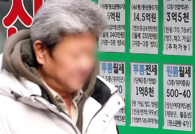 한 중개업소에 각종 매물 안내문이 붙여있는 모습. /뉴스1