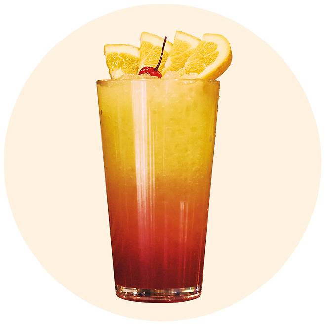 오렌지와 체리 가니시를 얹은 더티 하와이안 9천5백원.