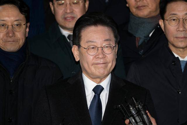 이재명 더불어민주당 대표가 지난 10일 수원지검 성남지청에서 '성남FC 후원금 의혹' 관련 조사를 마치고 청사를 나서고 있다. 뉴시스