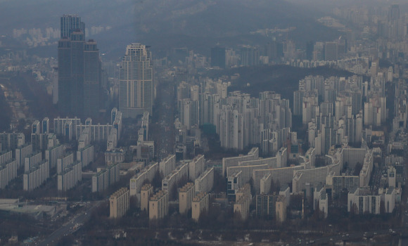 서울 송파구 롯데월드타워 전망대 서울스카이에서 서울 도심 아파트가 보이고 있다. [사진=뉴시스]