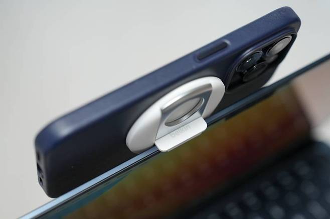 연속성 카메라 시 아이폰 거치가 상당히 곤란한데, 벨킨 맥세이프 아이폰 그립톡을 활용하면 편리하게 거치할 수 있다. 출처=IT동아