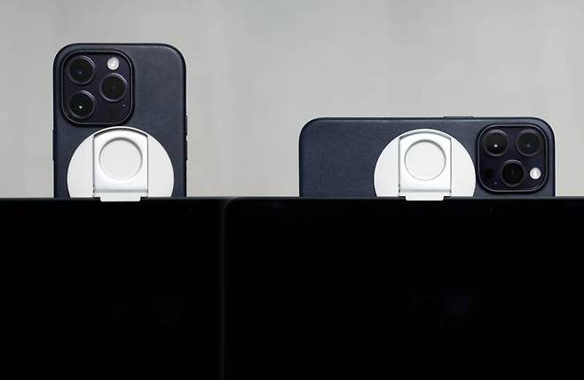 가로와 세로 모두 활용할 수 있고, 그립톡을 세워서 바닥에 거치할 수도 있다. 출처=IT동아