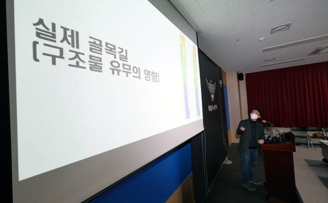 ▲ 13일 오전 서울 마포구 이태원 사고 특별수사본부에서 열린 수사 결과 발표 브리핑에서 박준영 금오공과대학교 교수가 인구밀집도 변화에 따른 압사 사고 위험성 등에 대해 설명하고 있다. 연합뉴스