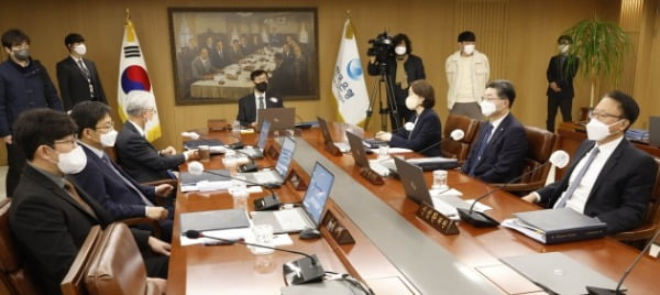 이창용 한국은행 총재가 13일 서울 중구 한국은행에서 열린 2023년 첫 금융통화위원회를 주재하고 있다. 사진=연합뉴스