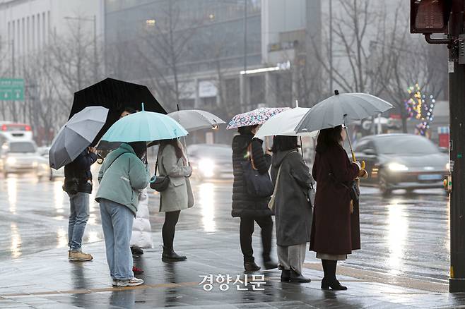 전국에 비가 내리고 있는 13일 서울 종로구 광화문네거리에서 우산을 쓴 시민들이 횡단보도를 건너고 있다. 문재원 기자