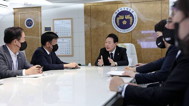 [런던=뉴시스] 5박7일 일정으로 영국, 미국, 캐나다 순방에 나선 윤석열 대통령이 18일(현지시간) 런던 스탠스테드 국제공항으로 향하는 공군 1호기에서 기내 회의를 주재하고 있다. (사진=대통령실 제공) 2022.09.19. *재판매 및 DB 금지