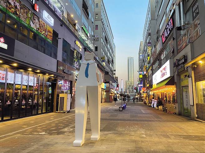 세종시의 대표적 상권인 나성동 먹자골목에 설치된 조형물. ‘나과장’이라는 이름의 이 조형물은 세종시가 특화상권 활성화를 위해 공무원과 직장인을 형상화해 만들었다. [세종시 제공]