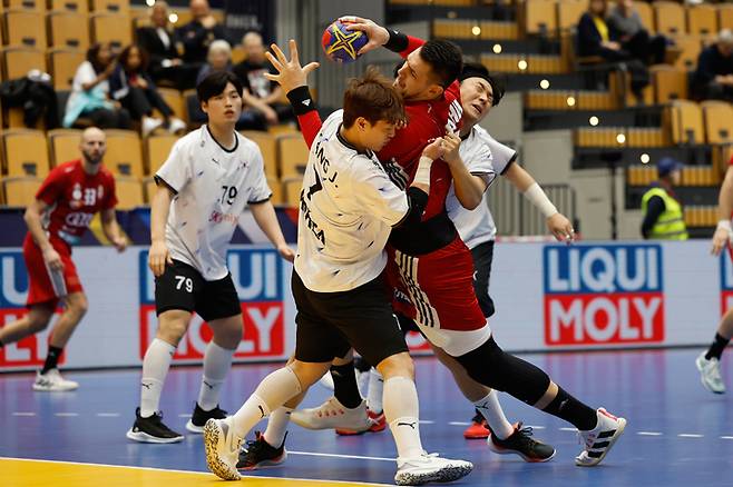 [서울=뉴시스] 국제핸드볼연맹(IHF) 제28회 세계선수권대회 조별리그 1차전에서 한국과 헝가리의 경기 모습. (사진 = 국제핸드볼연맹 제공) *재판매 및 DB 금지