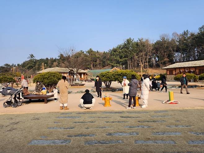 [창원=뉴시스] 강경국 기자 = 경남 창원특례시 의창구 동읍에 소재한 창원단감테마공원에 방문한 시민들이 농촌체험 활동을 하고 있다. (사진=창원시청 제공). 2023.01.13. photo@newsis.com *재판매 및 DB 금지